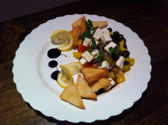 Салат «Дамский» с чесночными гренками, сыром «Брынза» и овощами