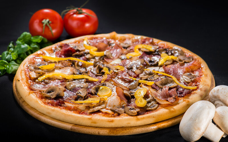 Пицца на толстом тесте «Четыре мяса»