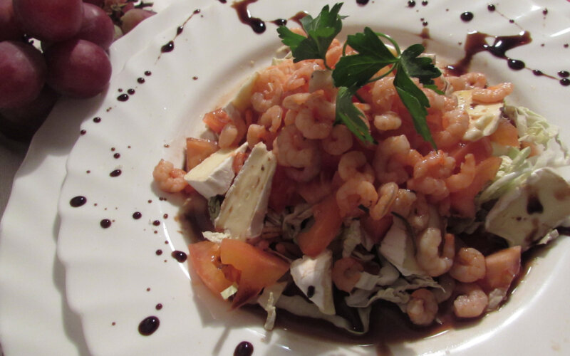Салат «Заморский» из овощей с креветками и сыром «Камамбер»