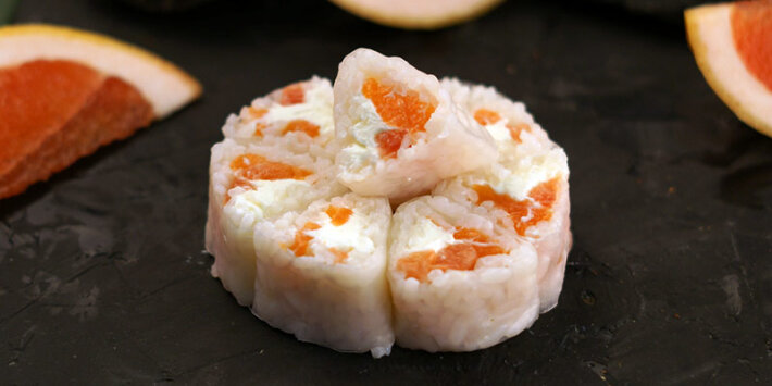 Мини-ролл в рисовой бумаге с апельсином и лососем