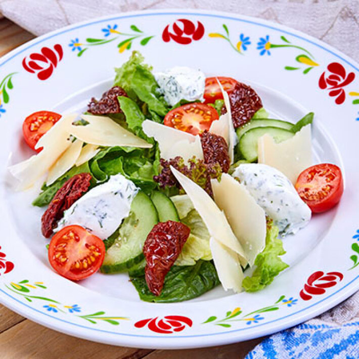 Салат с сыром и вялеными помидорами