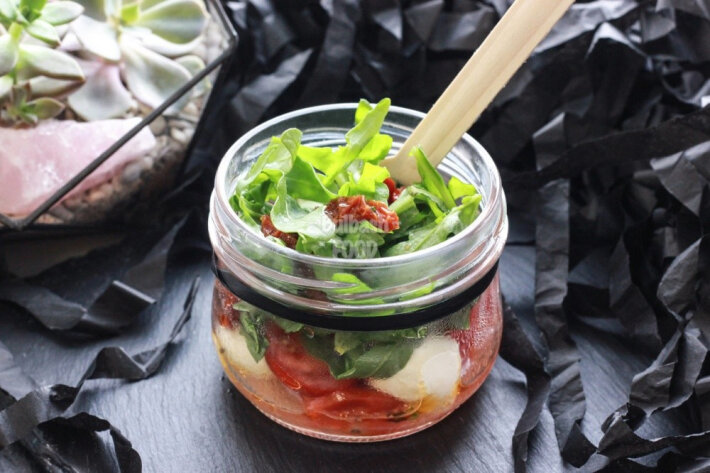 Мини-салат с сыром «Моцарелла», рукколой и печёными помидорами
