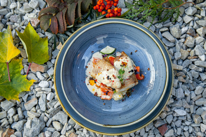 Филе морского окуня с овощами «Стир-фрай» и сливочно-чесночным соусом