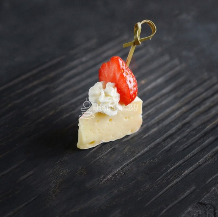 Сыр «Камамбер» с ягодами