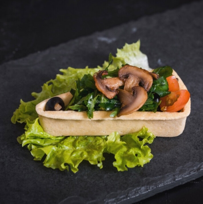 Салат с рукколой и грибами