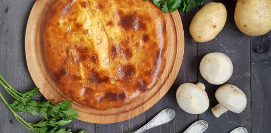 Пирог с картофелем, грибами, сыром и зеленью на дрожжевом тесте