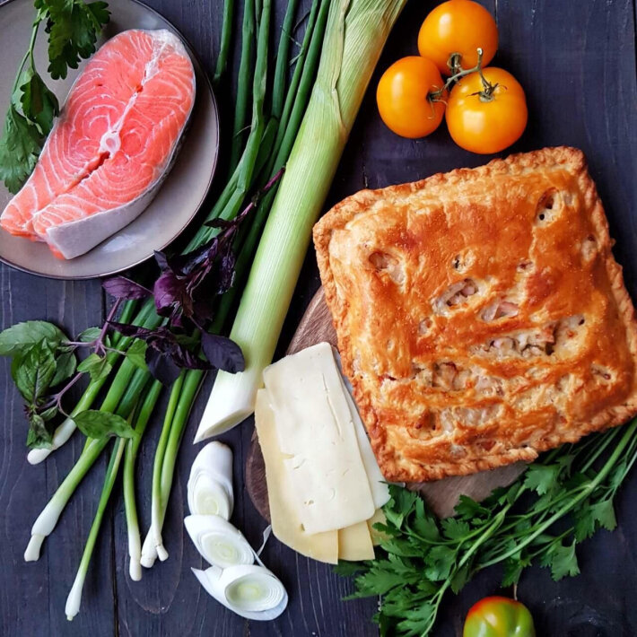 Тандыровский пирог с лососем, сыром, соусом и зеленью на слоёном тесте