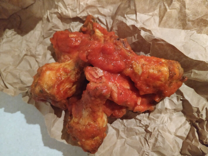 Крылья куриные в остром томатном соусе