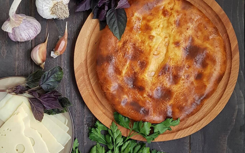 Пирог с сыром «Сулугуни», сыром «Брынза» и зеленью на дрожжевом тесте