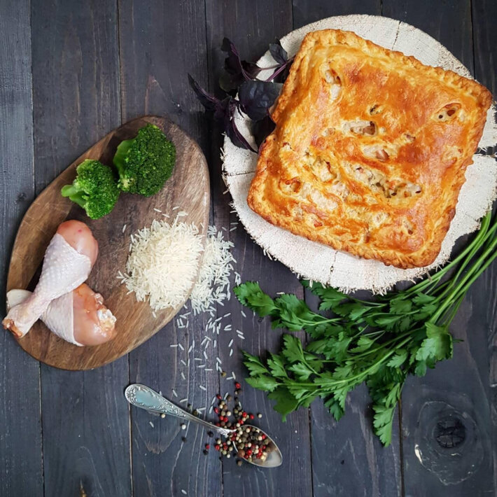 Тандыровский пирог с курицей, брокколи и рисом на слоёном тесте