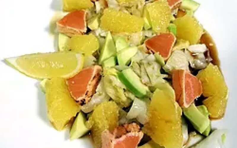 Салат с лососем и апельсином