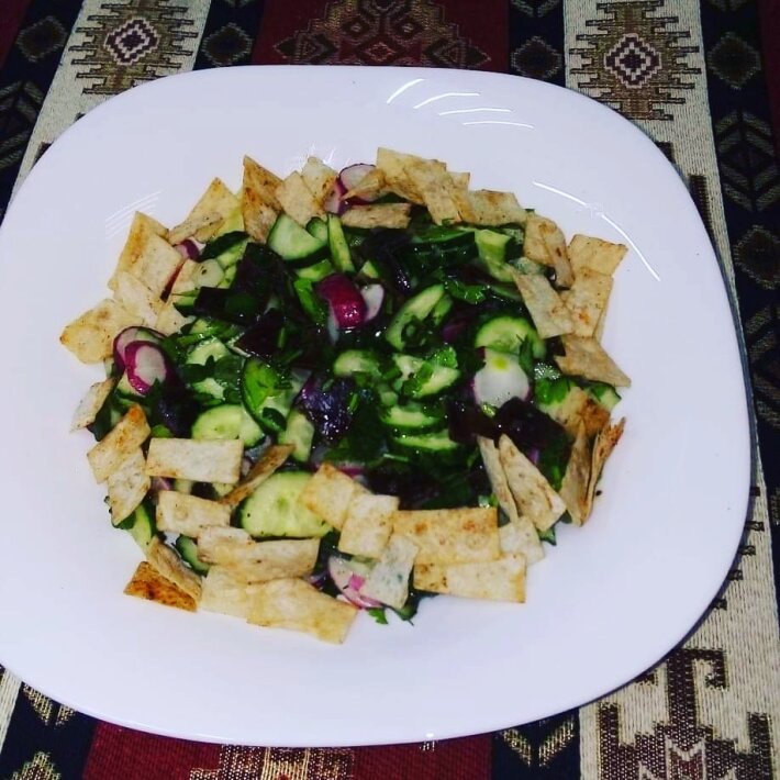 Салат с куриным мясом и овощами.