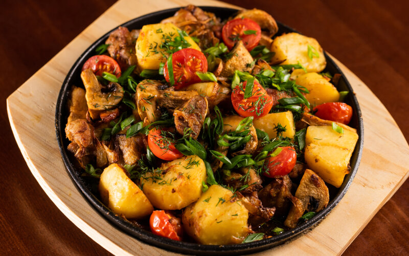 Сковородка со свининой и овощами