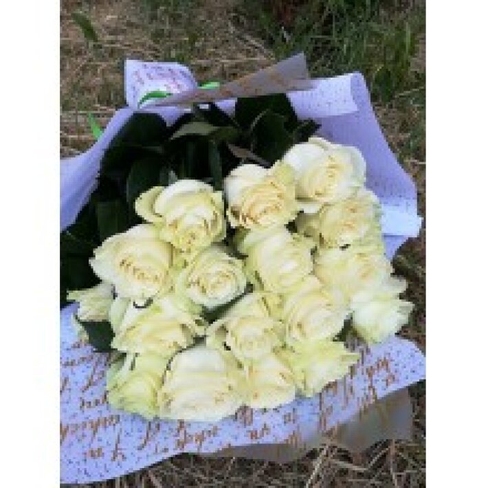 15 белых роз в упаковке
