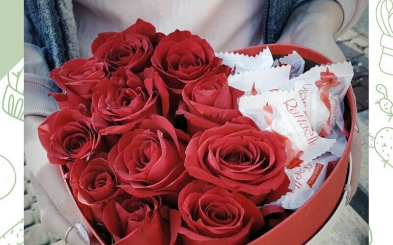 Композиция «Сердце» с розами и конфетами