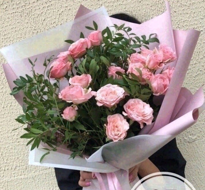 Букет из пионовидных розовых роз с зеленью