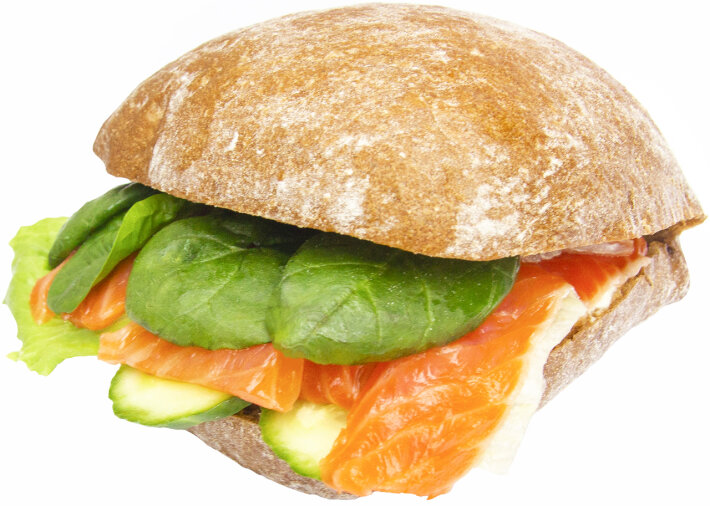 Сэндвич с слабосолёным лососем, сливочным сыром и листьями салата