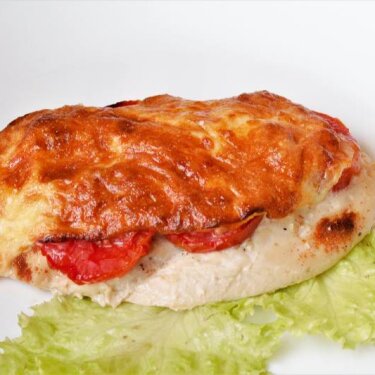 Стейк куриный с помидорами