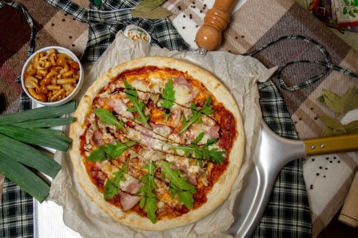 Пицца «Римская» с руколой