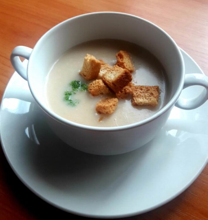 Крем-суп из белых грибов с гренками и зеленью