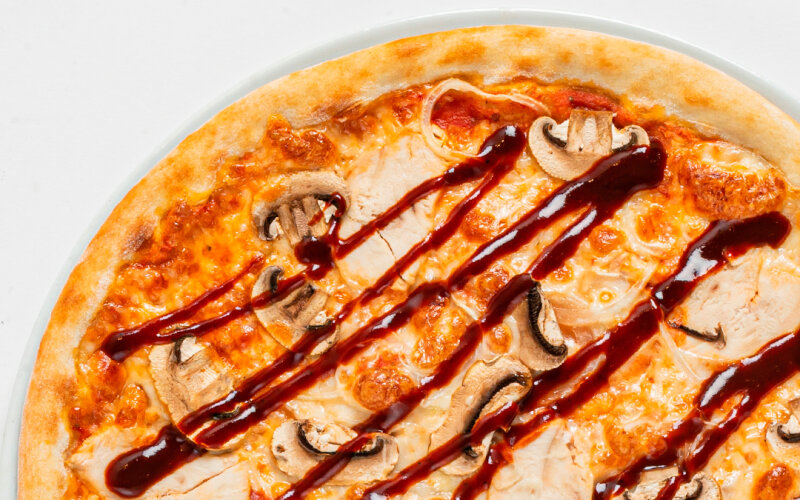 Пицца «Куриная» под соусом «Барбекю» на пышном тесте