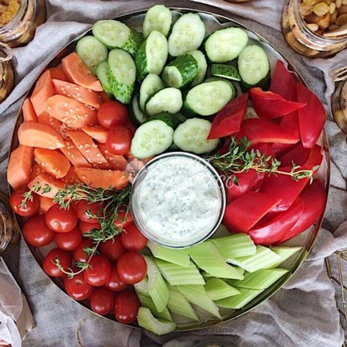 Поднос с овощами и соусом «Дзадзики»