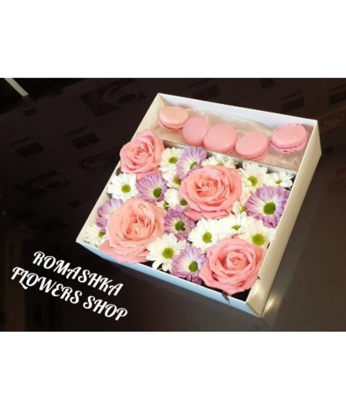 Цветочная коробка «Розовое настроение» + 5 макарун