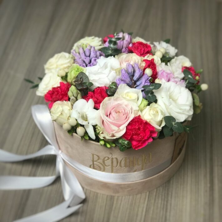 Композиция в бархатной коробке с гиацинтами, кустовой розой и добавленим других цветов