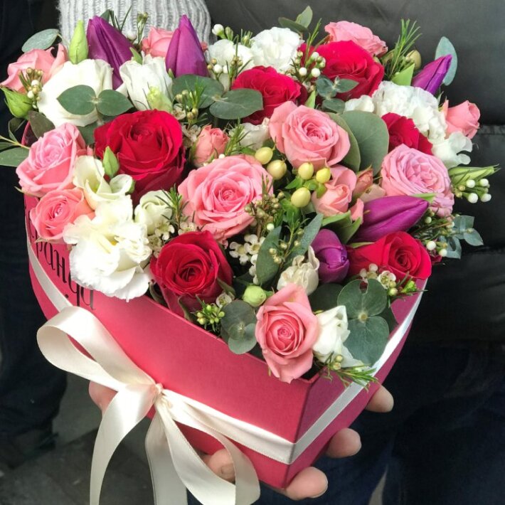 Композиция в коробке-сердце с яркими, красными розами и нежной кустовой розой