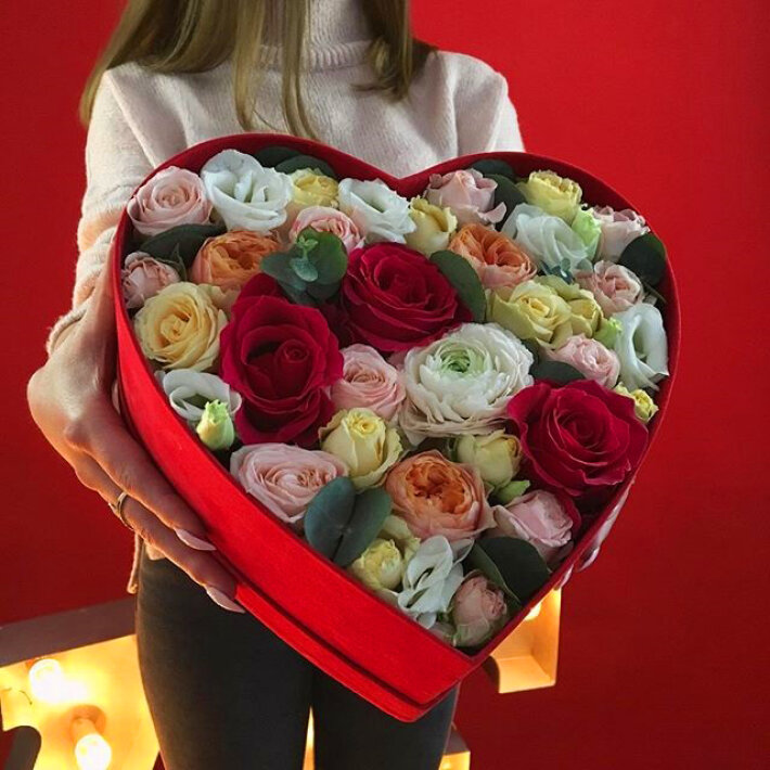 Коробка в виде сердца с красными розами и ранункулюсами