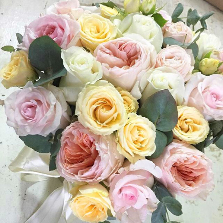 Нежный букет с пионовидными розами в персиово-розовых тонах