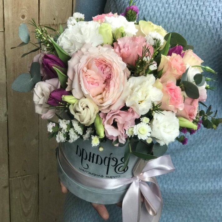 Композиция в шляпной коробке с пионовидными розами, тюльпанами и добавленим других цветов