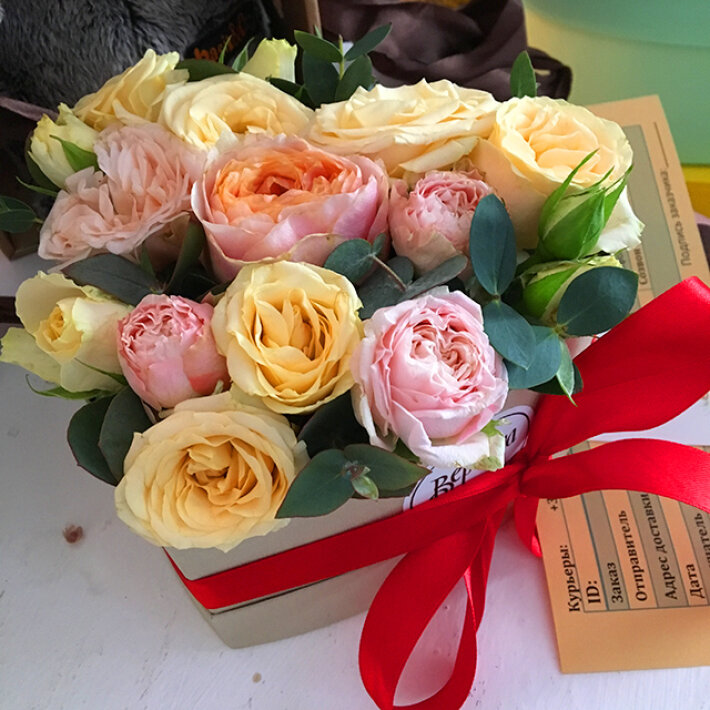 Коробка в виде сердца с пионовидными розами