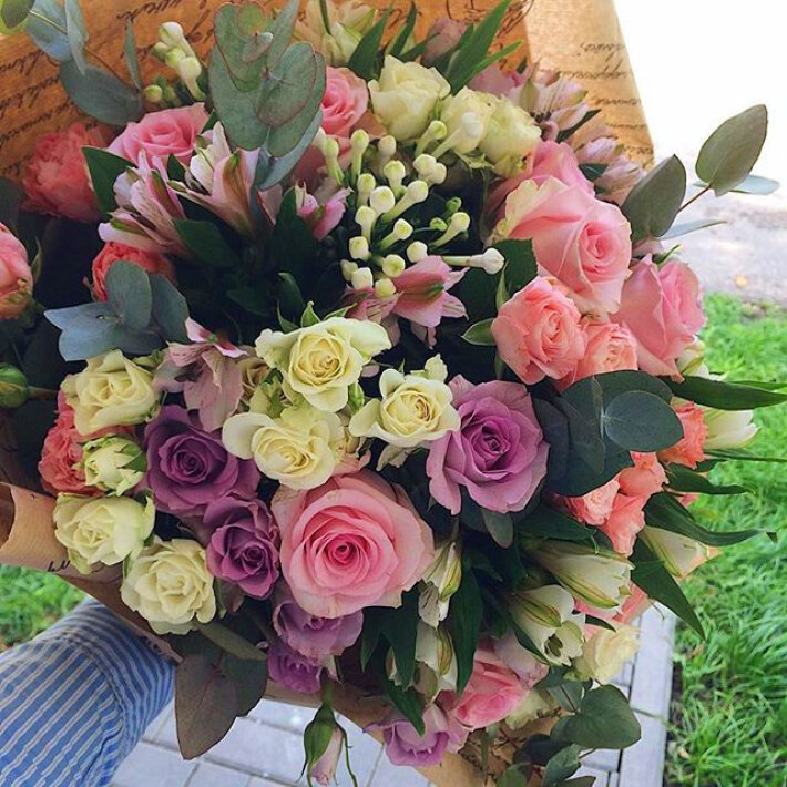 Букет с розовыми и сиреневыми розами с добавлением альстомерии и кустовой розы