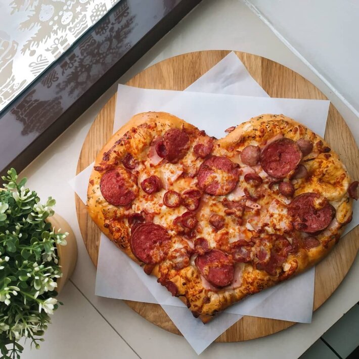 Додо пицца сердце. Пицца сердечко. Пицца в виде сердечка. Форма для пиццы. Пицца на день влюбленных.