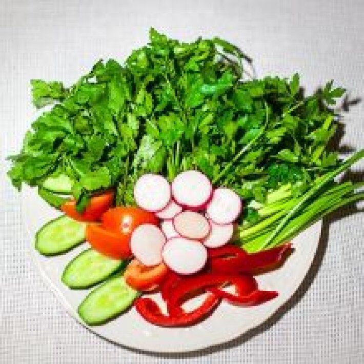 Зелень со свежими овощами