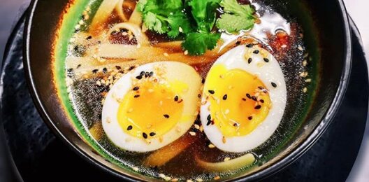 Пряный соевый суп «Рамен» с курицей, лапшой и яйцом