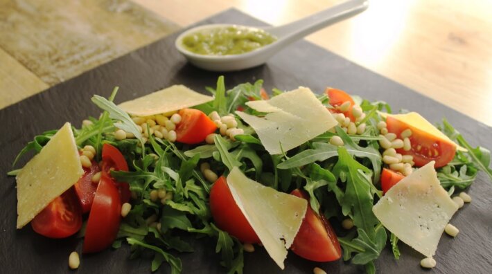 Салат с рукколой и сыром «Пармезан»