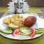 Картофельные дольки с котлетой По-киевски и овощами