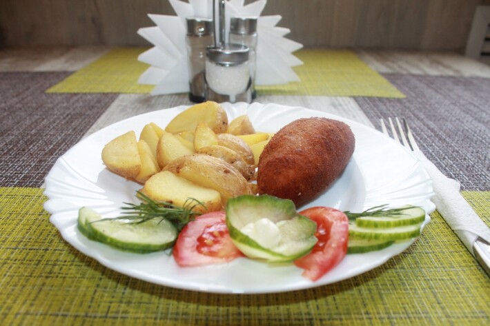 Картофельные дольки с котлетой «По-киевски» и овощами
