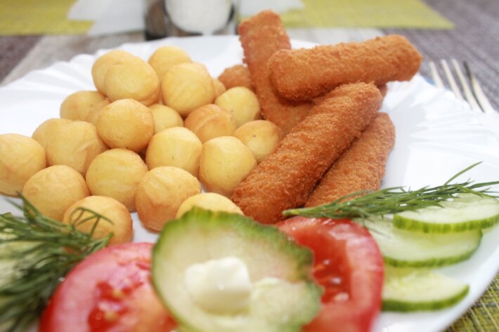 Картофельные шарики фри с рыбными палочками и овощами