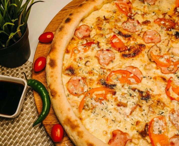 Пицца «Ранчо» на белом соусе мега размер