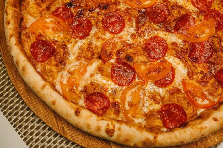 Пицца «Колбаски на томатах»