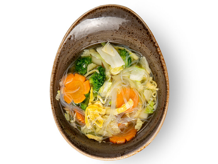Куриный суп с рисовой лапшой, яйцом и грибами шиитаке