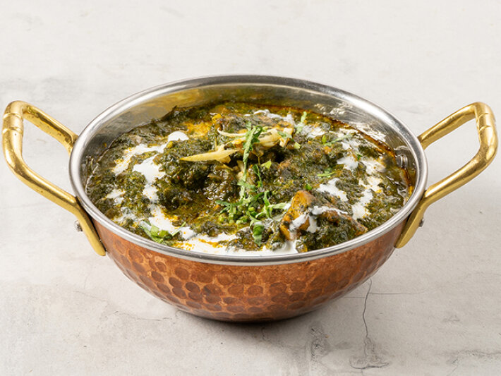 Домашний сыр со шпинатом и индийскими пряностями в соусе «Масала»