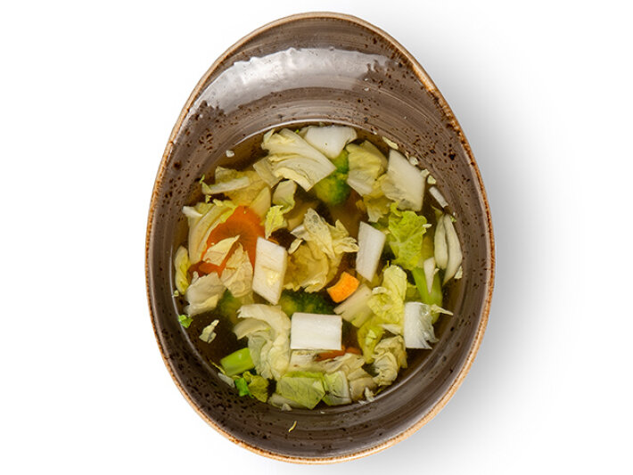 Светлый суп с овощами и грибами шиитаке