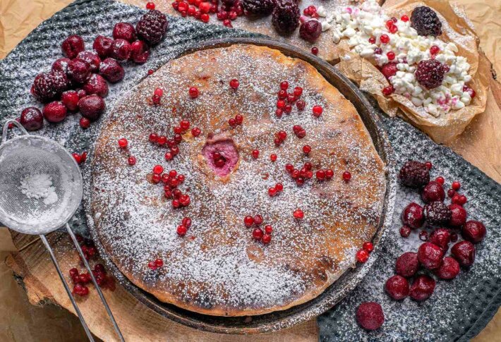 Пирог с творогом и ягодами