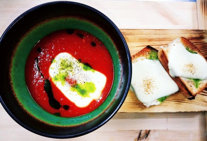 Суп томатный с сыром «Моцарелла» и запечённой чесночной булочкой
