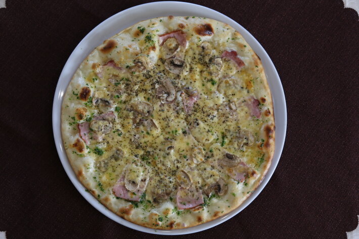Пицца с маринованной курицей, копчёной грудинкой и сливочным соусом
