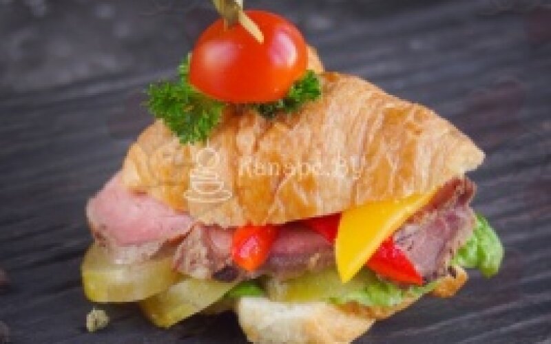Сэндвич-Круассан с ростбифом